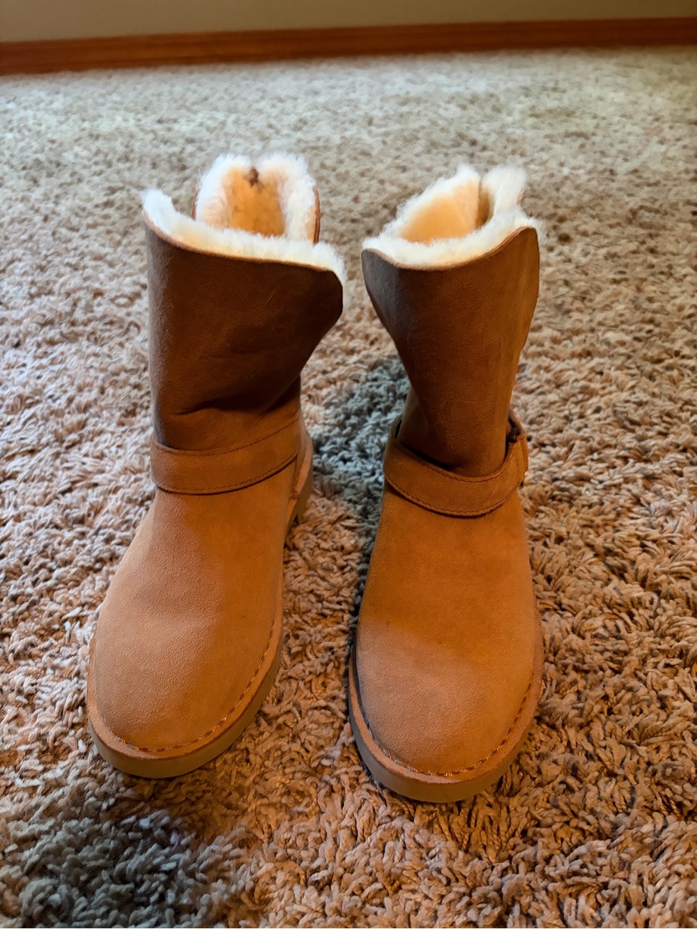 Women UGGS Cozy Faux Shearling-Lined Tan Winter Boots size 7